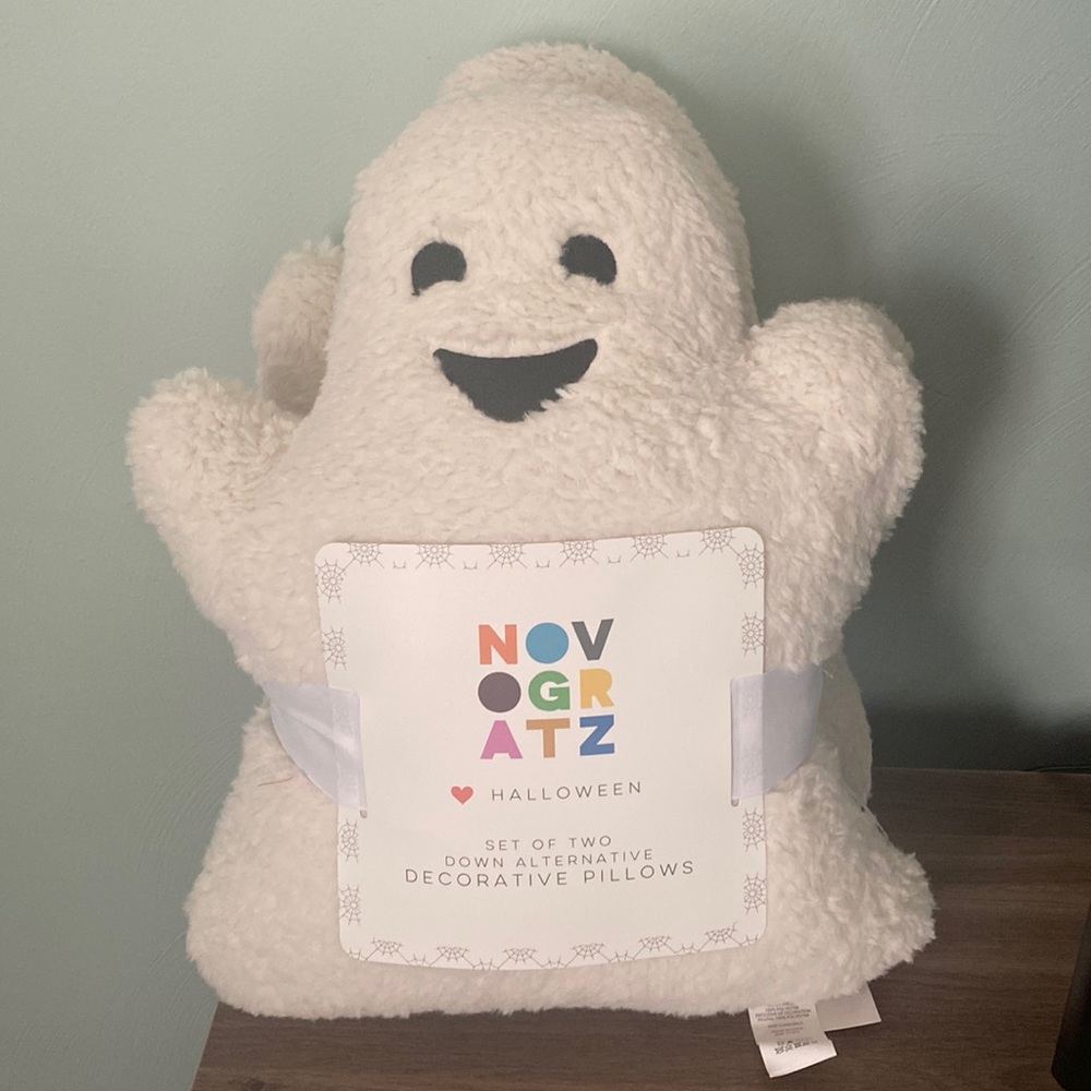 NWT Novogratz Ghost Sherpa pillows.